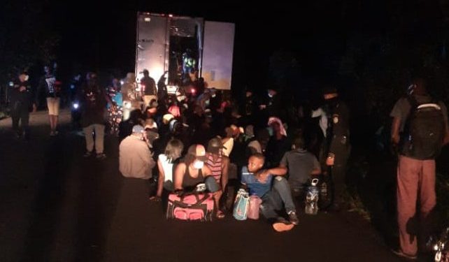 PNC localiza a 126 migrantes dentro de un contender en Escuintla