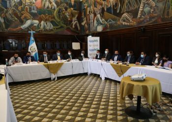 Autoridades de Gobernación sostienen reunión junto a diputados de la Comisión de Finanzas y Moneda del Congreso.