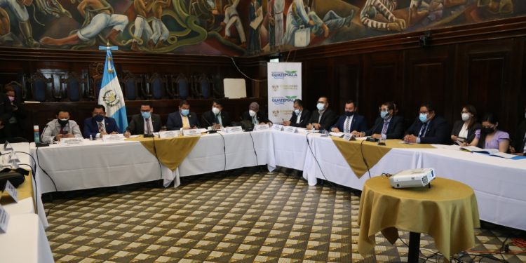 Autoridades de Gobernación sostienen reunión junto a diputados de la Comisión de Finanzas y Moneda del Congreso.