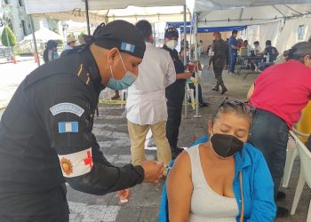 Pobladores acuden a puestos de vacunación en distintos puntos de la capital