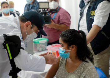 Presidente apoya en jornada de vacunación contra el COVID-19 en Izabal