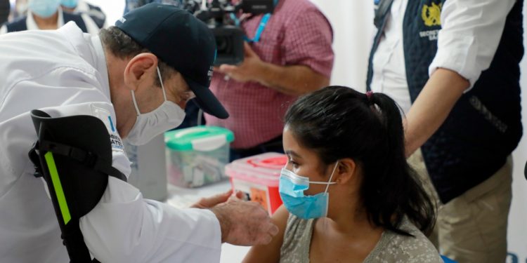 Presidente apoya en jornada de vacunación contra el COVID-19 en Izabal