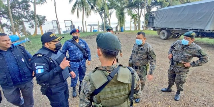 Ejército y PNC practican operaciones humanitarias y de seguridad en El Estor, Izabal