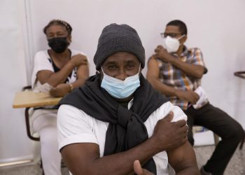 Se acelera vacunación en República Dominicana ante nuevas restricciones