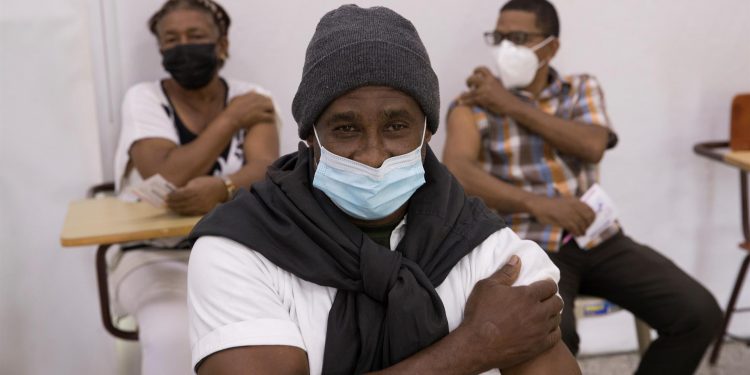 Se acelera vacunación en República Dominicana ante nuevas restricciones