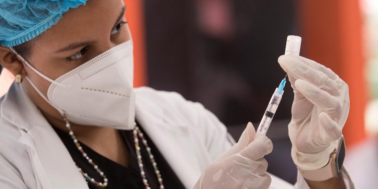 República Dominicana prohíbe el ingreso a lugares públicos a los no vacunados