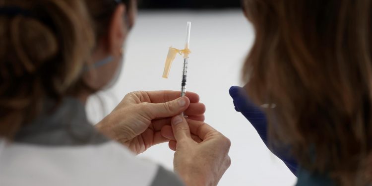 Científicos hallan un anticuerpo eficaz contra todas las variantes de COVID-19