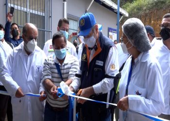 El gobernante resaltó la importancia de fortalecer el sistema de salud del país.