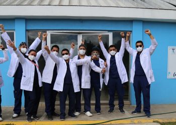 Médicos del Hospital Regional de Occidente celebraron con gran alegría que no hubo pacientes con COVID-19.