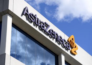 AstraZeneca confía en la aprobación de su tratamiento anticovid para grupos de riesgo