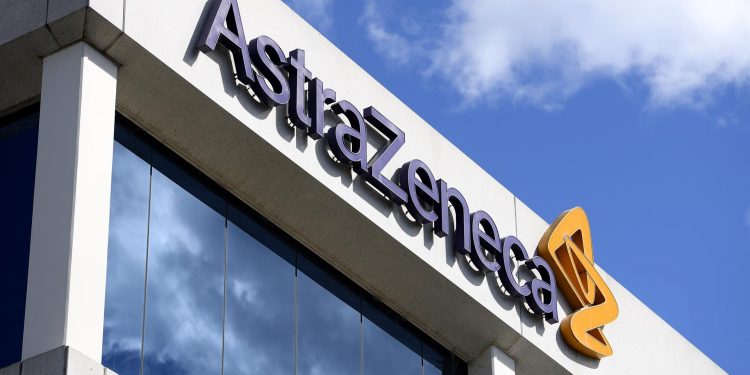 AstraZeneca confía en la aprobación de su tratamiento anticovid para grupos de riesgo