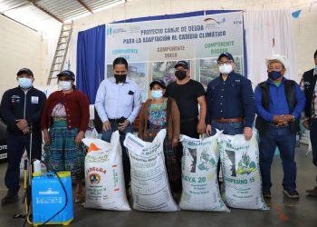 MARN fortalece prácticas agrícolas y da insumos a familias de Quiché