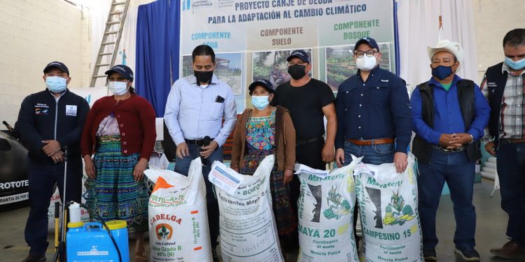 MARN fortalece prácticas agrícolas y da insumos a familias de Quiché