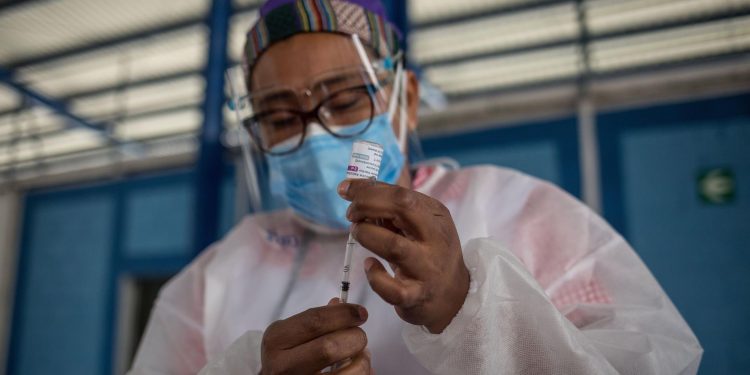 Guatemala intensifica vacunación contra COVID-19 en menores de 18 años