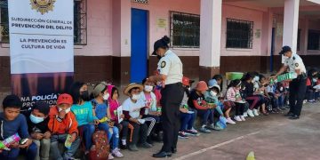 Niños participan en la Escuela Policial Vacacional
