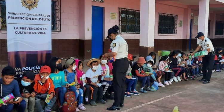 Niños participan en la Escuela Policial Vacacional