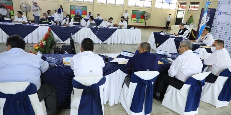 El presidente Alejandro Giammattei se reúne con alcaldes de Suchitepéquez.