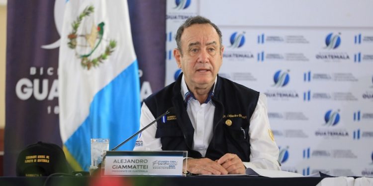Presidente Giammattei se reúne con alcaldes de Suchitpéquez.
