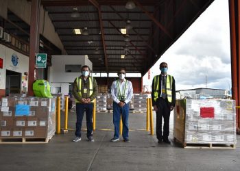 IGGS recibe lote de vacunas AstraZeneca.