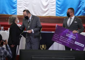 Reconocen trayectoria y aportes de artistas circenses