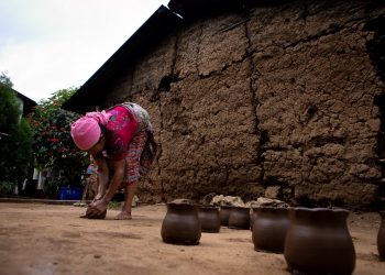 Clara Chonay trabaja desde hace 40 años en la alfarería.