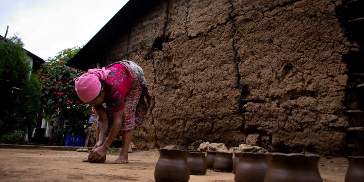Clara Chonay trabaja desde hace 40 años en la alfarería.