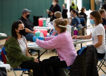 Comité científico aconseja una dosis de refuerzo de vacunas para adultos en EE. UU.