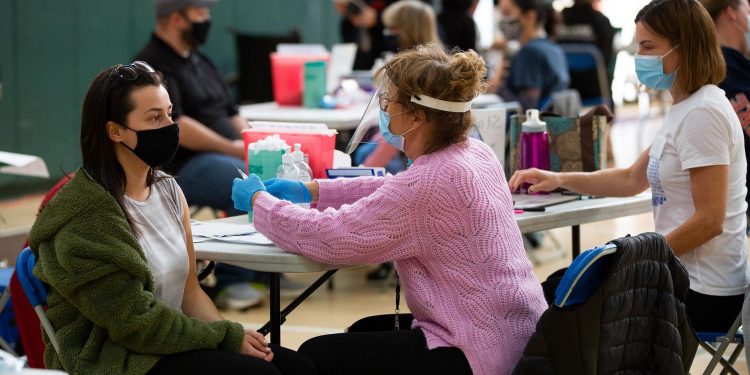 Comité científico aconseja una dosis de refuerzo de vacunas para adultos en EE. UU.