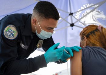 Comité científico aconseja una dosis de refuerzo de vacunas para adultos en EE. UU.