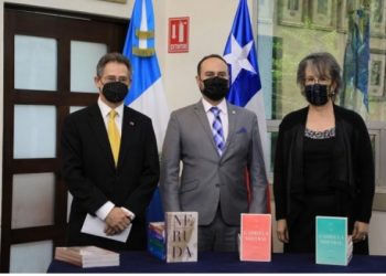 Embajador de Chile en Guatemala Javier Becker, junto al canciller Pedro Brolo Vila, durante entrega de libros.