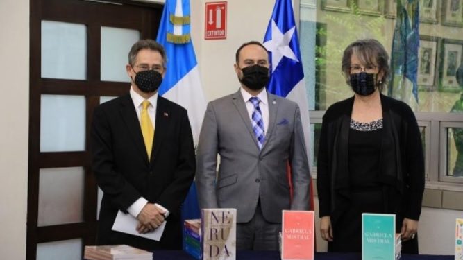 Embajador de Chile en Guatemala Javier Becker, junto al canciller Pedro Brolo Vila, durante entrega de libros.