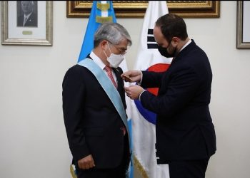 Embajador de Corea recibe Orden del Quetzal