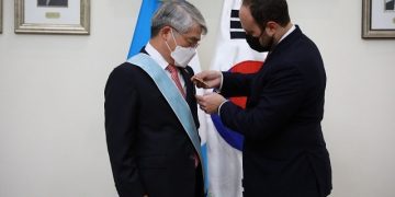 Embajador de Corea recibe Orden del Quetzal