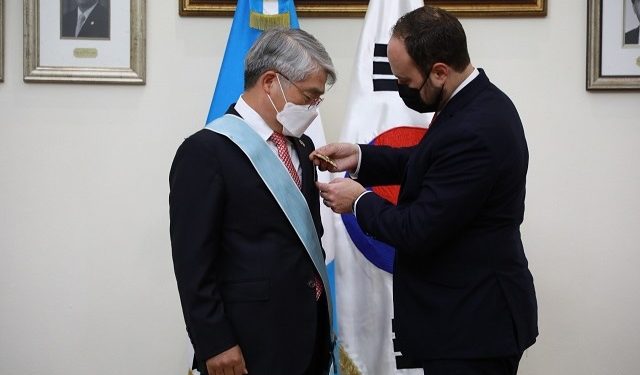 Embajador de Corea recibe Orden del Quetzal