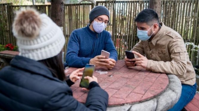 Una de las recomendaciones a causa de las bajas temperaturas es abrigarse adecuadamente, en especial niños y peprsonas mayores.