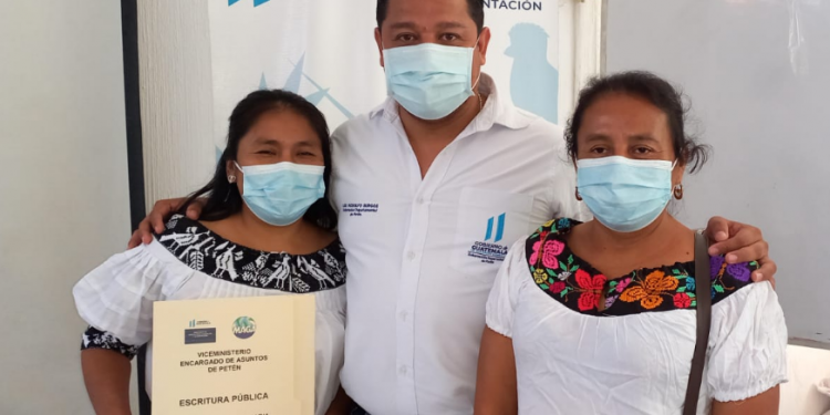 Petén: efectúan entrega de escrituras de Asociaciones Comunitarias