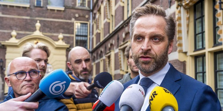 Países Bajos reintroduce distancia social y mascarillas y refuerza pase COVID-19