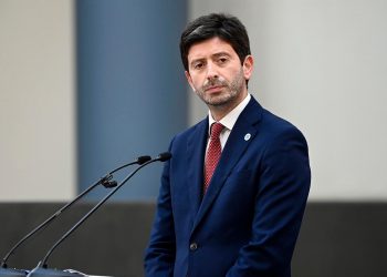 Italia mira la Navidad con prudencia y acelera la tercera dosis