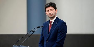 Italia mira la Navidad con prudencia y acelera la tercera dosis