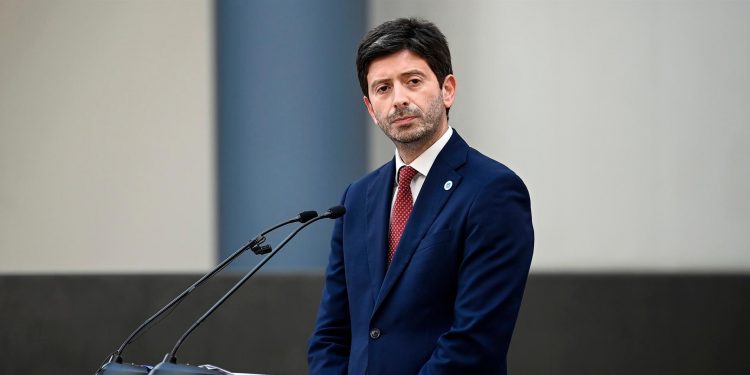 Italia mira la Navidad con prudencia y acelera la tercera dosis