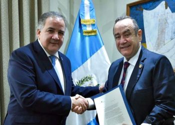 El presidente guatemalteco recibió en Casa Presidencial a José Miguel Barreto Sánchez.
