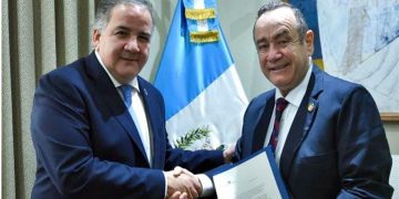 El presidente guatemalteco recibió en Casa Presidencial a José Miguel Barreto Sánchez.