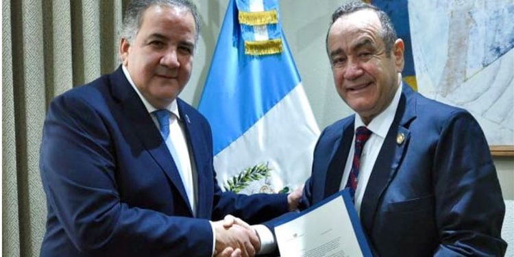 El presidente guatemalteco recibió en Casa Presidencial a José Miguel Barreto Sánchez.