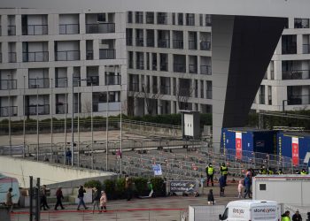 Más restricciones y vacunas, recetas europeas contra la extensión del COVID-19