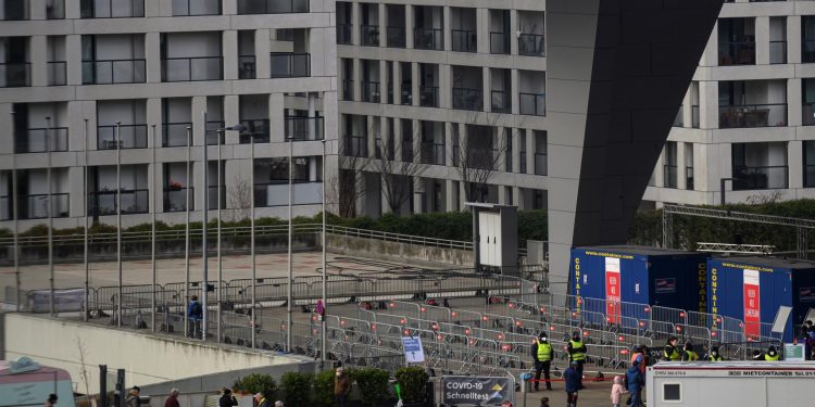 Más restricciones y vacunas, recetas europeas contra la extensión del COVID-19