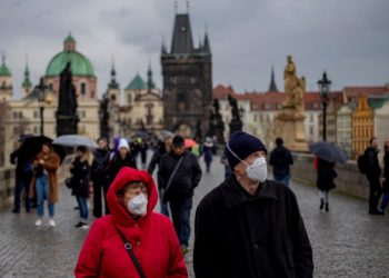 Europeos adoptan nuevas restricciones para afrontar contagios por covid