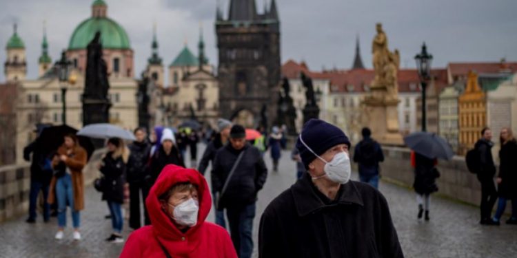 Europeos adoptan nuevas restricciones para afrontar contagios por covid