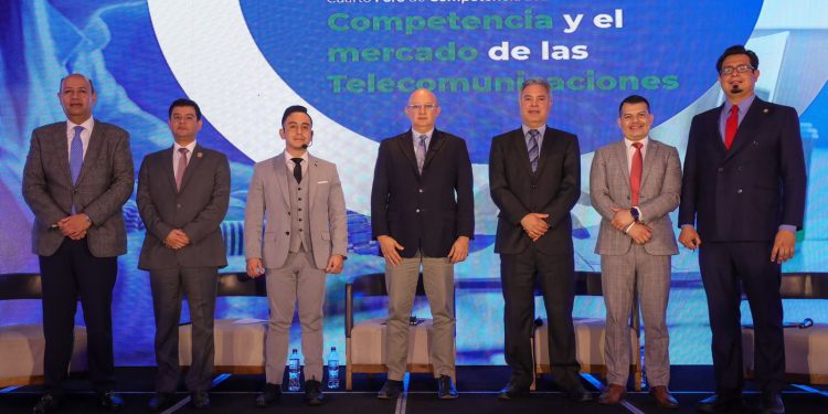 Expertos nacionales e internacionales analizan los beneficios de la libre competencia en el mercado de las telecomunicaciones. Foto Mineco