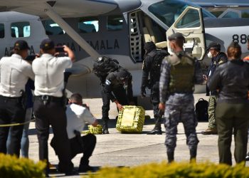 Fuerzas de seguridad custodiaron la droga decomisada. Foto Gilber García