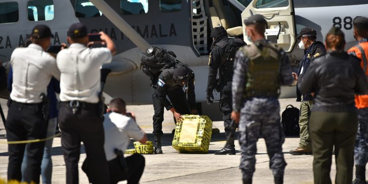 Fuerzas de seguridad custodiaron la droga decomisada. Foto Gilber GarcÃ­a